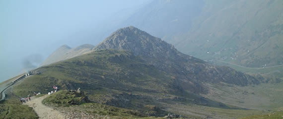 Golygfa i lawr Llwybr Llanberis ar yr Wyddfa