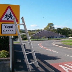Ysgol ac ysgol - a school and a ladder